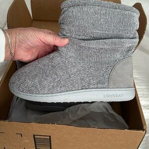 NeW Light grey Indoor outdoor house slippers womens 7-8 very cushy sole, fleece